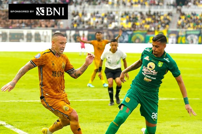 Pemain Bhayangkara FC, Radja Nainggolan (kiri) saat melawan Persebaya di Stadion Gelora Bung Tomo, Surabaya, Minggu (4/2/2024).