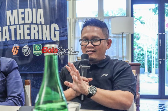 Direktur Operasional PT LIB (Liga Indonesia Baru), Asep Saputra, sedang memberikan keterangan kepada awak media di Kawasan Sarinah, Jakarta Pusat, Selasa (6/2/2024).