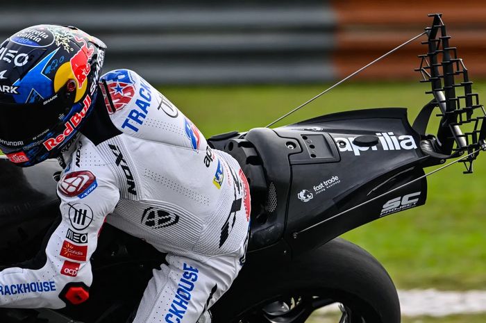 Pembalap Trackhouse Racing, Miguel Oliveira, tampil motor Aprilia RS-GP yang dilengkapi aero rake dalam tes pramusim MotoGP 2024 di Sirkuit Sepang, Sepang, Malaysia, 6 Februari 2024. 