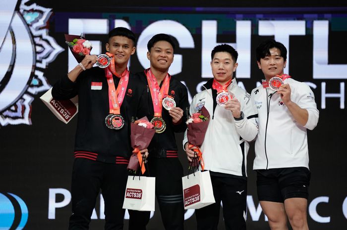 Lifter Indonesia, Rizki Juniansyah dan Rahmat Erwin Abdullah, memamerkan medali mereka dalam Kejuaraan Angkat Besi Asia 2024 di Tashkent, Uzbekistan, 6 Februari 2024. Rahmat merebut emas sedangkan Rizky menyebut perak di kelas 73kg putra. 