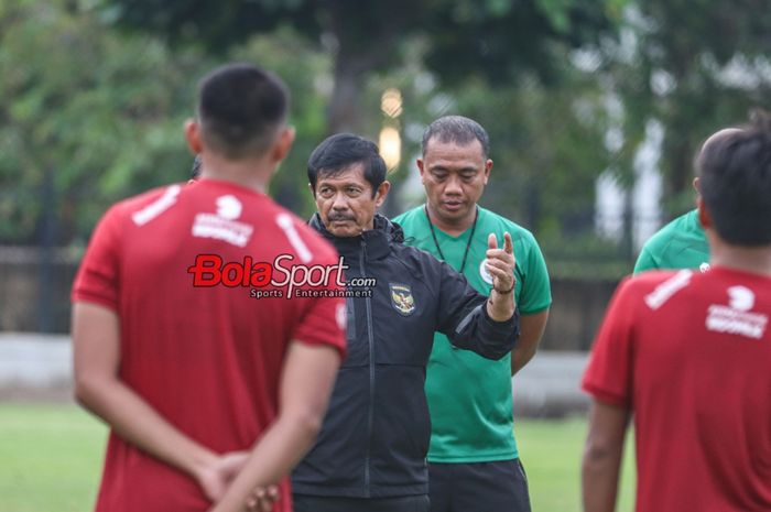 Pelatih timnas U-20 Indonesia, Indra Sjafri, sedang memberikan intruksi kepada para pemainnya saat berlatih di Lapangan A, Senayan, Jakarta, Jumat (9/2/2024).