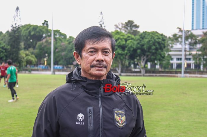 Pelatih timnas U-20 Indonesia, Indra Sjafri, sedang memberikan keterangan kepada awak media di Lapangan A, Senayan, Jakarta, Jumat (9/2/2024).