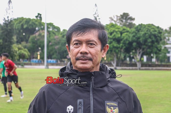 Pelatih timnas U-20 Indonesia, Indra Sjafri, sedang memberikan keterangan kepada awak media di Lapangan A, Senayan, Jakarta, Jumat (9/2/2024).
