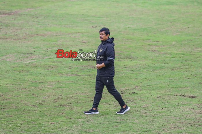 Pelatih timnas U-20 Indonesia, Indra Sjafri, sedang memantau para pemainnya saat berlatih di Lapangan A, Senayan, Jakarta, Jumat (9/2/2024).