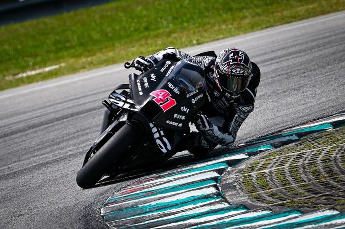 Pembalap Aprilia Racing, Aleix Espargaro saat menjalani sesi tes pramusim MotoGP 2024 di Sirkuit Sepang, Malaysia, Kamis (8/2/2024).