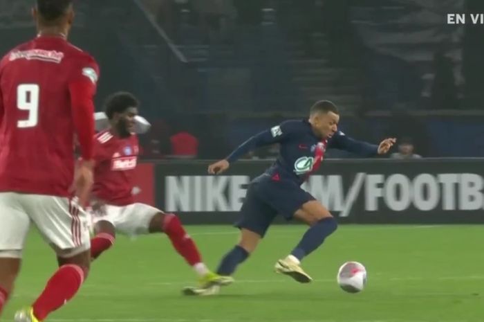 Kylian Mbappe mendapatkan tekel horor dari pemain Brest, Lillian Brassier, saat PSG berlaga di Piala Prancis (7/2/2024), Real Madrid ikut deg-degan.