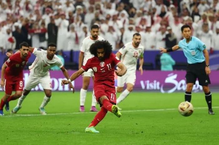 Pemain Timnas Qatar, Akram Afif, mencetak gol lewat tendangan penalti pada laga kontra Yordania di final Piala Asia 2023.