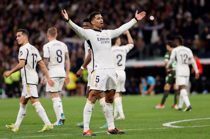 Gelandang Real Madrid, Jude Bellingham, melakukan selebrasi usai mencetak gol ke gawang Girona pada laga pekan ke-24 Liga Spanyol di Stadion Santiago Bernabeu, Sabtu (10/2/2024).