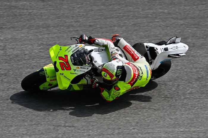 Pembalap Marco Bezzecchi, Marco Bezzecchi saat menjalani sesi tes pramusim MotoGP 2024 di Sirkuit Sepang, Malaysia, Kamis (8/2/2024).