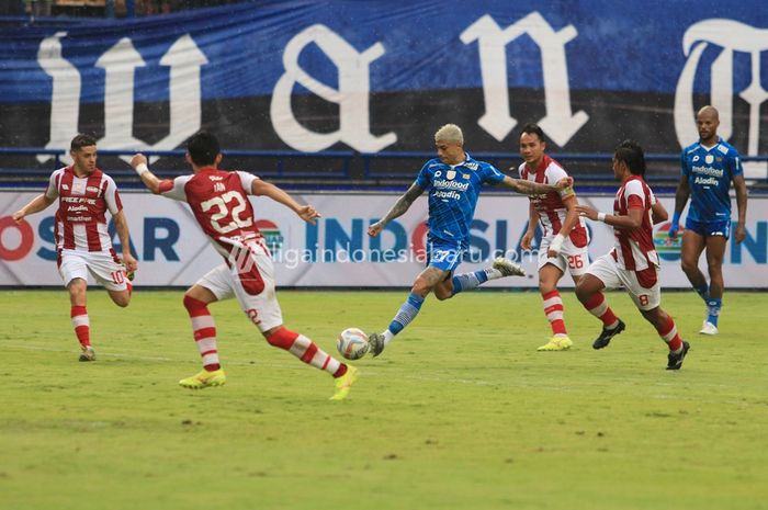 Suasana laga pekan ke-24 Liga 1 2023/2024 antara Persib Bandung melawan Persis Solo, Minggu (4/2/2024).