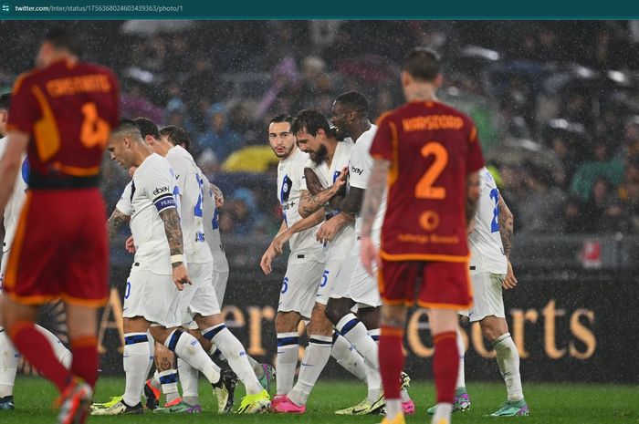 Inter Milan semakin kokoh di puncak klasemen sementara Liga Italia 2023-2024 berkat kemenangan 4-2 atas AS Roma di pekan ke-24,