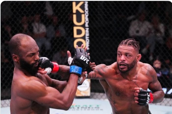 Musuh paling berbahaya Khabib Nurmagomedov, Michael Johnson (kanan) melayangkan serangan pada lawannya Darrius Flowes pada UFC Vegas 86.