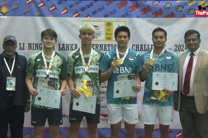 Ganda putra Indonesia, Yeremia Erich Yoche Yacob Rambitan dan Rahmat Hidayat, berdiri di podium setelah memenangi final Sri Lanka International Challenge 2024 di District Sports Complex, Galle, Sri Lanka, Minggu (11/2/2024)