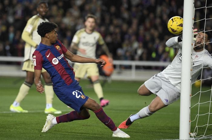 Lamine Yamal cetak gol Barcelona ke gawang Granada pada lanjutan Liga Spanyol di Stadion Olimpic Lluis Companys (11/2/2024).