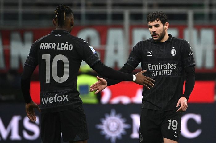 Theo Hernandez dan Rafael Leao merayakan gol untuk AC Milan ke gawang Napoli pada giornata ke-24 Liga Italia 2023-2024 di Stadion San Siro, Minggu (11/2/2024).