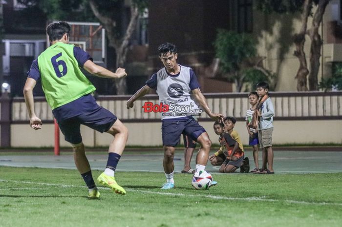 Pratama Arhan sedang melakukan pemanasan bersama klubnya bernama Suwon FC di Stadion PTIK, Blok M, Jakarta, Senin (12/2/2024) malam.