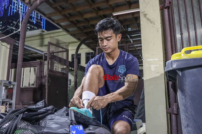 Pratama Arhan sedang bersiap-siap saat hadir dalam laga uji coba Bhayangkara FC versus klubnya bernama Suwon FC di Stadion PTIK, Blok M, Jakarta, Senin (12/2/2024) malam.