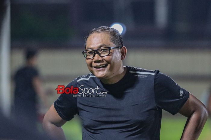 Anggota Komite Eksekutif PSSI sekaligus COO (Chief Operating Officer) Bhayangkara FC, Sumardji, sempat tersenyum saat ditemui di Stadion PTIK, Blok M, Jakarta, Senin (12/2/2024) malam.