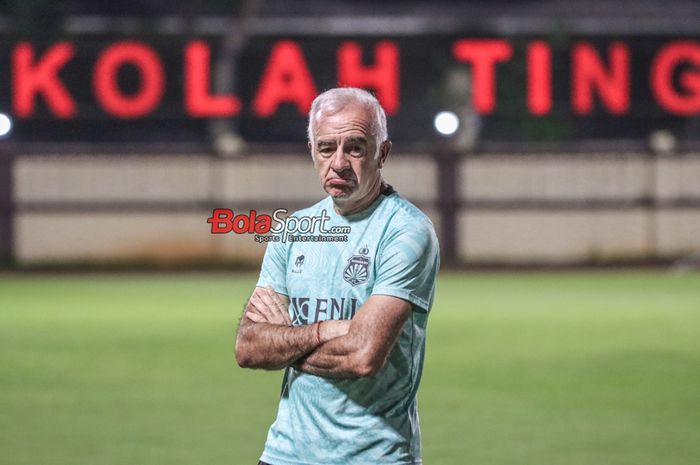 Pelatih Bhayangkara FC, Mario Gomez, sedang memantau timnya bertanding di Stadion PTIK, Blok M, Jakarta, Senin (12/2/2024) malam.