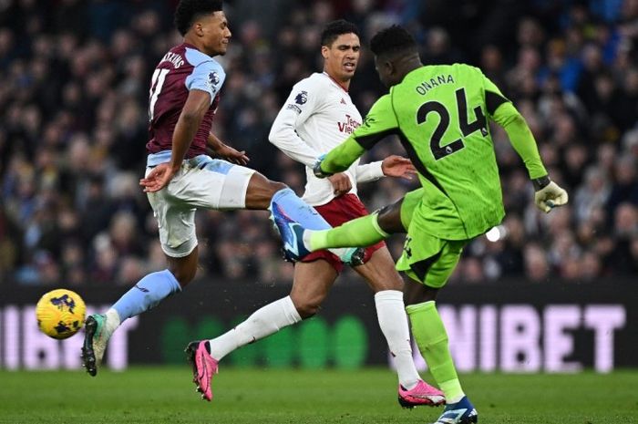 Aksi kiper Manchester United, Andre Onana, saat mealwan Aston VIlla pada lanjutan Liga Inggris 2023-2024.