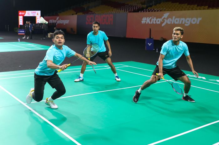 Tim ganda putra Indonesia berlatih jelang Kejuaraan Beregu Asia 2024 di Setia City Convention Centre, Selangor, Malaysia, Senin (12/2/2024).