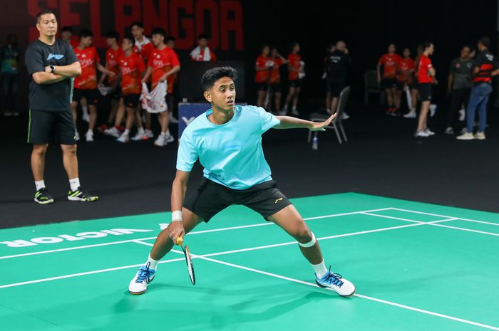 Pebulu tangkis tunggal putra Indonesia, Alwi Farhan, berlatih jelang Kejuaraan Beregu Asia 2024 di Setia City Convention Centre, Selangor, Malaysia, Senin (12/2/2024).