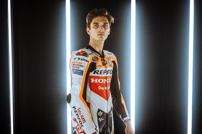 Pembalap Repsol Honda, Luca Marini, dalam video peluncuran tim untuk MotoGP 2024 di Madrid, Spanyol, Selasa (13/2/2024).