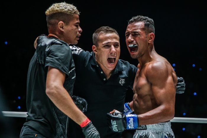 Fabricio Andrade mendukung rekan setimnya, Felipe Lobo, di ONE Fight Night 19.