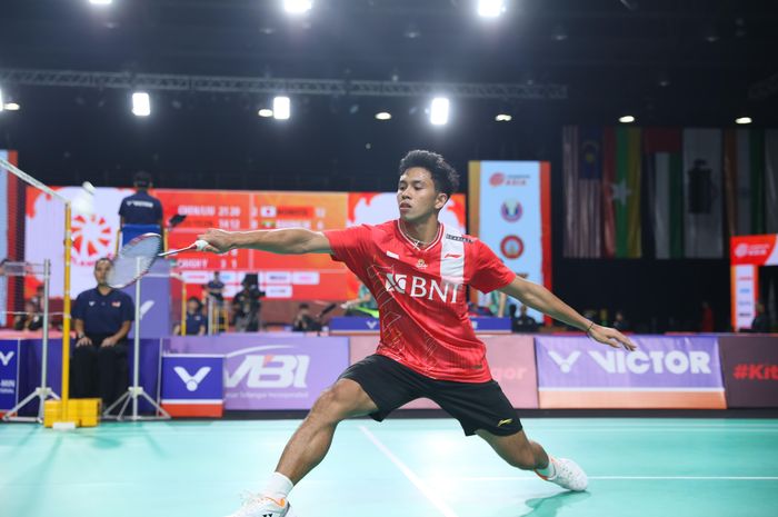 Pebulu tangkis tunggal putra Indonesia, Yohanes Saut Marcellyno, pada laga fase grup Kejuaraan Beregu Asia 2024 menghadapi Arab Saudi di Setia City Convention Centre, Selangor, Malaysia, Selasa (13/2/2024).