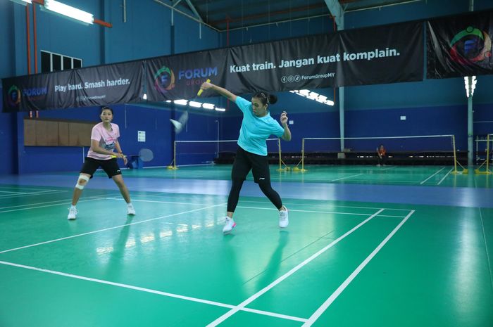 Sesi latihan tim putri Indonesia jelang penyisihan ketiga Grup X, di mana pasangan ganda putri Febriana Dwipuji Kusuma/Amalia Cahaya Pratiwi sedang berlatih jelang hadapi Hong Kong, di practice hall Kejuaraan Beregu Asia 2024, di Shah Alam, Malaysia, Rabu (14/2/2024).