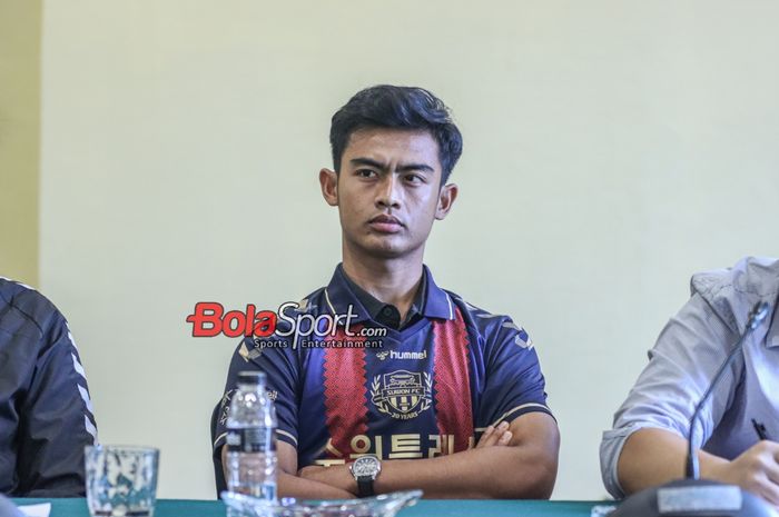 Pemain baru Suwon FC, Pratama Arhan, sedang memberikan keterangan kepada awak media di Hotel Sultan, Senayan, Jakarta, Kamis (15/2/2024).