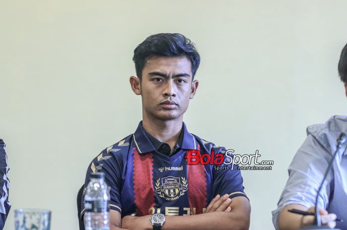 Pemain baru Suwon FC, Pratama Arhan, sedang memberikan keterangan kepada awak media di Hotel Sultan, Senayan, Jakarta, Kamis (15/2/2024).