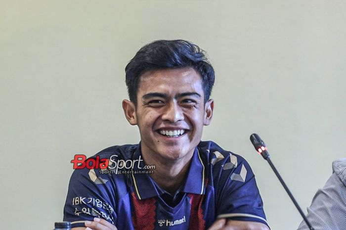 Pemain baru Suwon FC, Pratama Arhan, sempat tersenyum saat sedang memberikan keterangan kepada awak media di Hotel Sultan, Senayan, Jakarta, Kamis (15/2/2024).