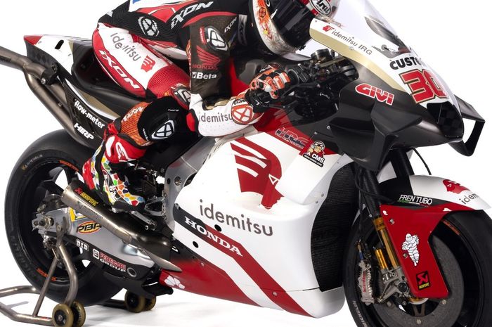 Takaaki Nakagami berpose di atas livery baru LCR Honda Idemitsu untuk MotoGP 2024 yang launching pada Kamis (15/2/2024).