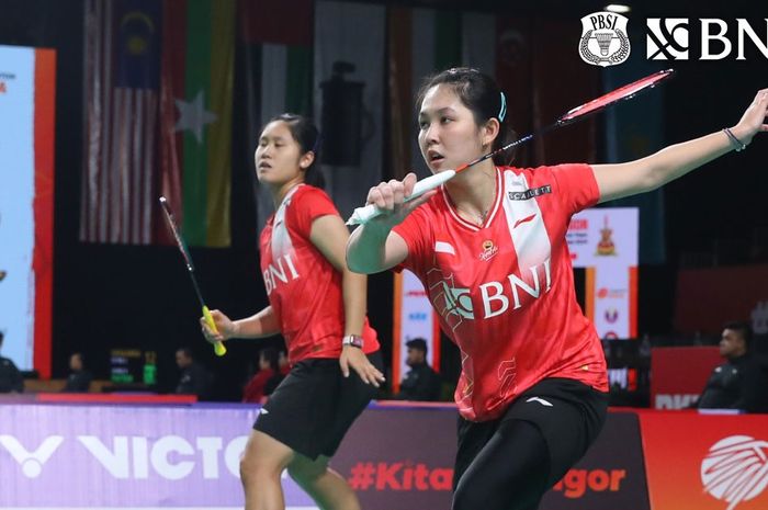 Ganda putri Indonesia, Lanny Tria Mayasari/Ribka Sugiarto, saat melawan Lui Lok Lok/Ng Wing Yung dari Hong Kong pada Kejuaraan Beregu Asia 2024 di Setia City Convention Center, Selangor, Malaysia, 15 Februari 2024.