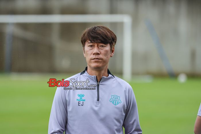 Pelatih Suwon FC, Kim Eun-joong, sedang memantau timnya bertanding di Sport Center Dewa United, Tangerang, Banten, Jumat (16/2/2024).