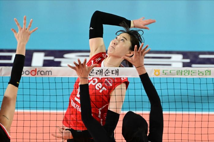 Outside hitter Gwangju AI Peppers Savings Bank, Park Jeong-ah melepaskan spike yang coba ditahan opposite Daejeon JungKwanJang Red Sparks, Megawati Hangestri Pertiwi pada laga putaran keempat Liga Voli Korea