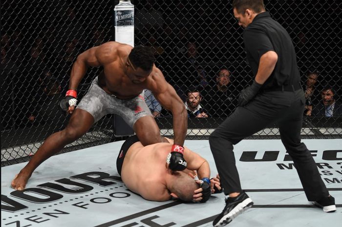 Francis Ngannou mengalahkan mantan juara kelas berat UFC, Cain Velasquez, dalam waktu hanya 26 detik pada 17 Februari 2019. 