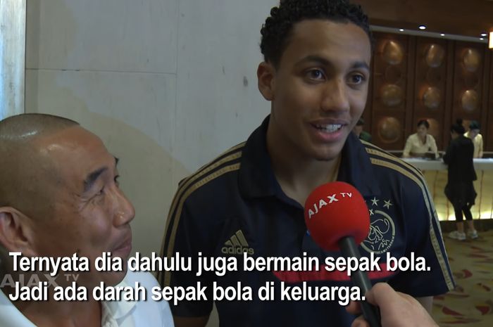Tangkapan layar saat Jairo Riedewald bertemu sudaranya di Indonesia.