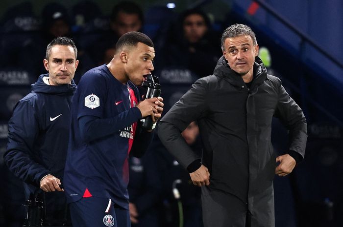 Luis Enrique bersama Kylian Mbappe dalam laga PSG vs Metz pada lanjutan Liga Prancis di Paris (20/12/2023).