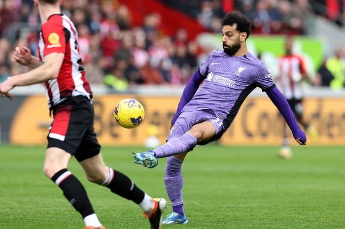 Winger Liverpool, Mohamed Salah, mencetak gol ke gawang Brentford pada laga pekan ke-25 Liga Inggris di Stadion Gtech Community, Sabtu (17/2/2024).