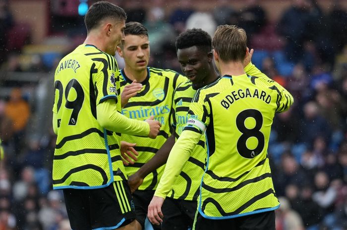 Para pemain Arsenal merayakan gol Bukayo Saka ke gawang Burnley pada lanjutan Liga Inggris di Turf Moor (17/2/2024).