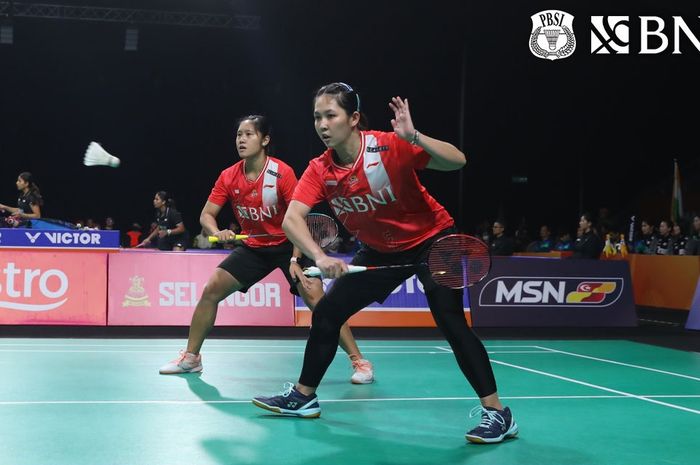 Ganda putri Indonesia, Lanny Tria Mayasari/Ribka Sugiarto, saat melawan Jongkolphan Kititharakul/Rawinda Prajongjai dari Thailand pada semifinal Kejuaraan Beregu Asia 2024 di Selangor, Malaysia, 17 Februari 2024.