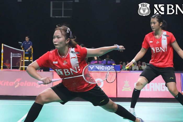 Ganda putri Indonesia, Rachel Allessya Rose/Amalia Cahaya Pratiwi, saat melawan Benyapa Aimsaard/Nuntakarn Aimsaard dari Thailand pada semifinal Kejuaraan Beregu Asia 2024 di Selangor, Malaysia, 17 Februari 2024.