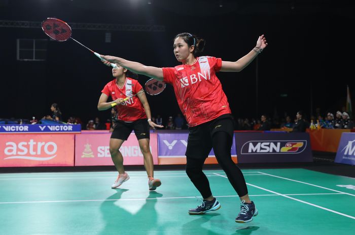 Ganda putri Indonesia, Lanny Tria Mayasari/Ribka Sugiarto, saat melawan Jongkolphan Kititharakul/Rawinda Prajongjai dari Thailand pada semifinal Kejuaraan Beregu Asia 2024 di Selangor, Malaysia, 17 Februari 2024.