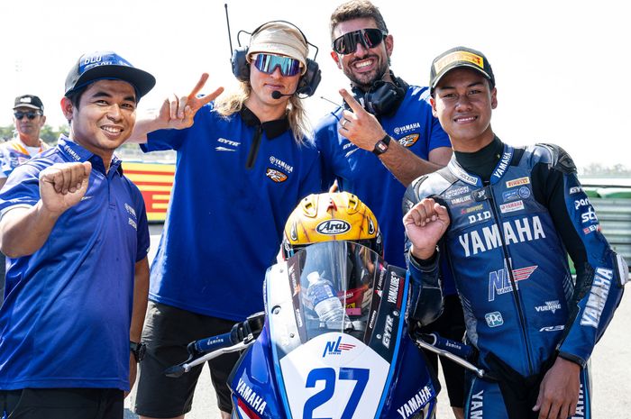 Aldi Satya Mahendra saat berkompetisi di Kejuaraan Eropa R3 blu Cru pada 2023. Aldi menjadi runner-up kejuaraan dan mendapat promosi ke Kejuaraan Dunia World Supersport 300.