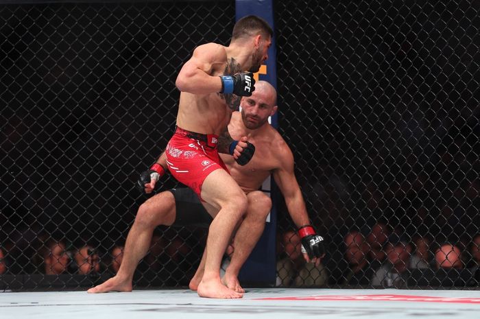 Alexander Volkanovski dipukul KO oleh Ilia Topuria dalam pertandingan perebutan gelar juara kelas bulu dalam UFC 298 di Honda Center, Anaheim, California, Amerika Serikat, 17 Februari 2024.