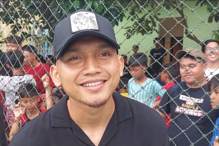 Pemain Bhayangkara FC Dendy Sulistyawan saat memberi keterangan kepada awak media di Cipinang Besar Utara, Jakarta Timur, Minggu (18/2/2024).