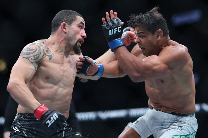 Robert Whittaker bertukar serangan dengan Paulo Costa dalam pertarungan kelas menengah UFC 298 di Honda Center, Anaheim, California, Amerika Serikat, 17 Februari 2024.