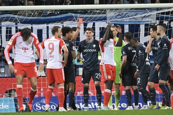 Bek Bayern Muenchen, Dayot Upamecano, dikartu merah wasit dalam laga Bundesliga melawan Bochum yang berakhir dengan kekalahan pasukan Thomas Tuchel (18/2/2024).